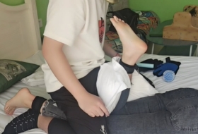 这脚底板是的是好好看 骑在妹子身上挠超嫩的玉足