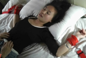 痒的快要蹦起来了太敏感啦挠闺蜜的痒痒 超级怕痒看把闺蜜给痒的大叫双腿乱蹦