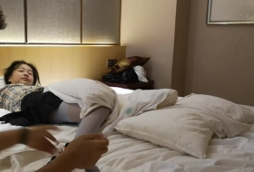 巨怕痒巨怕痒的妹子 在床上被挠的直打滚 大笑不停 极度敏感巨怕痒笑的受不了