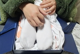 tk好闺蜜的白袜脚丫电动牙刷放在脚底板挠痒