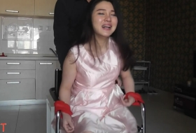 痒的在椅子上跳舞似得，贵族气质的成熟美少妇绑在椅子上看看被痒成什么样子了