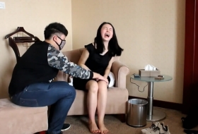 受不了快哭的表情 圆圆的脸 挠挠痒痒就给羞红了 非常可爱 非常怕痒