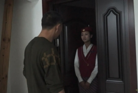 漂亮丝袜小姐姐送机票被坏人绑起来挠最怕痒的脚底板，不停求饶 啊啊 你快放了我把 求