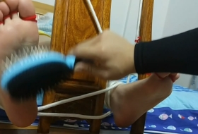 约了一个ee躺在床上把双脚绑在椅子上用钢刷和刷子刷她的脚底板