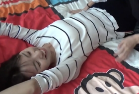 又萌又怕痒换着装挠痒痒按着双手咯吱敏感腋窝这谁受得了