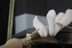 白丝嫩足 嗷嗷叫 全程嗷嗷叫 毛笔手套针对性挠脚心 一碰就喊叫 怕痒的紧 笑声特好听