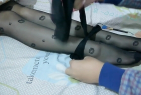 白嫩美腿美脚黑丝玉足 毛刷轻扫脚后跟美腿