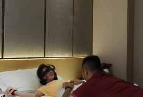 巨怕痒妹子十秒钟都坚持不了 痒的在床上不停打滚