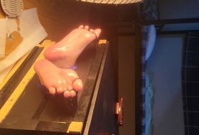 周末被男朋友狠狠刷脚底板痒的直喘粗气搓脚底板挠痒