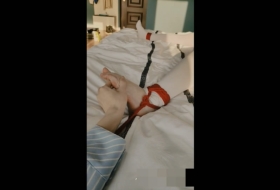 舞蹈生捆绑被挠脚心的反应居然是嗷嗷呻吟