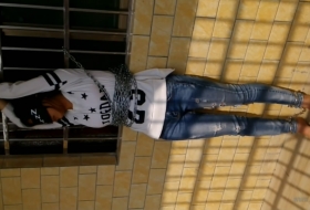 这是哪里我怎么被绑住啊巨怕痒妹子铁链捆绑从背后胳肢痒的都爆粗口了都实在是受不了啊