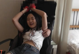 美女大喊哎呀妈呀太痒了笑死我了 双手捆绑椅子上不停的挠痒痒 表情超夸张