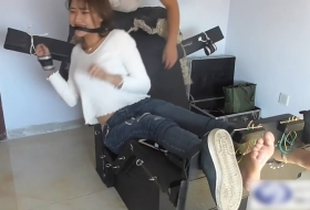 看着很傲气但是被挠的大呼快饶了我