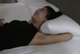 两个妹子挠了一个多小时边聊天边挠丝袜脚心交换着哎呦哎呦我的脚不行了 第二个圆脸妹