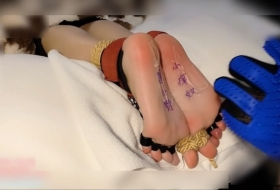 小痒奴橘子 嫩美脚心 全程被痒的嗷嗷叫 笑的太诱惑啦