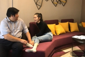 四个美女小少妇轮流被大胖子经理挠脚心拷问，人家真的没拿你钱包嘛，第四个妹子被扣弄