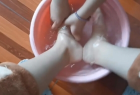 真实网友自拍 洗的干干净净白白嫩嫩 和老婆妹妹一起挠老婆脚心