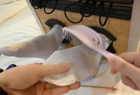 妹子约现实录脚底白的过分 电动马达 刷子 手套 毛刷 抹油 多种方式挠脚底板和脚趾