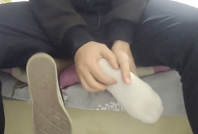 把女朋友扔在床上直接压着腿上脱了白袜挠白皙嫩美脚丫，娇嫩娇嫩的声音非常嗲，一直求