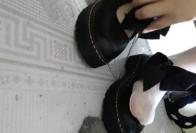 给女朋友换上白丝袜和黑丝挠脚心 小脚丫子在手里痒的四处乱窜 哼哼唧唧的娇笑声特别好