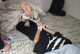 用刷子刷的呜呜直叫唤特别嫩的脚丫子很很怕痒 滚针 圆珠笔 刷子 工具挠美脚