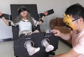 这脚底看着都怕痒，蒙起来眼睛 痒感更加了 手脚固定不停的挠脚心 放肆的挣扎大小 隔着