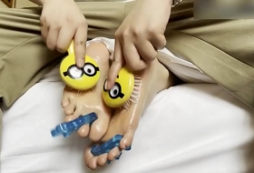 奶声小妹挠超嫩的脚丫子