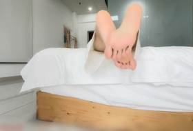 老板娘绝美的玉足 被痒的嗷嗷叫 这么嫩的脚丫子得是多怕痒啊 被挠接近一个小时的折磨