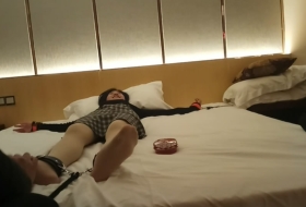 爱笑又会撒娇十分的怕痒的妹子被小哥挠的直直的叫唤，怕痒的腋窝更是敏感的不行