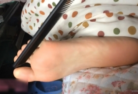 早晨起来先挠一会老婆的脚丫子梳子和刷子挠整个嫩jiojio痒的哇哇的