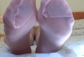 瘦瘦的小女友是个ee 这下有的玩了，每天都可以玩她的小型脚丫