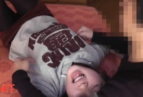 啊好痒啊我真的受不了了 肉肉妹子抢不回来自己的脚丫子被一直笑绑着双手点怕痒的腰窝