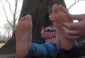 很是怕痒的妹子国外被摸挠嫩足特嫩小脚丫被挠脚心时候双脚痒的不停摆动