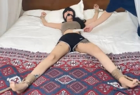 抖m潜质的乖乖妹子苏苏被痒的情绪大动蒙上眼睛羽毛在身上挑逗把妹子痒的不动扭动