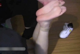 求你放了我把再也不敢了 美女小悦床底下捉住挠脚心 滚针不停在身上滑动挠痒全程求饶笑