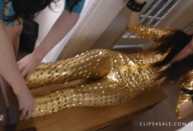 最终投降的没想到是这个瘦一点的美女超嫩美脚美女绑着门两侧互挠脚底白嫩脚丫怕痒的很