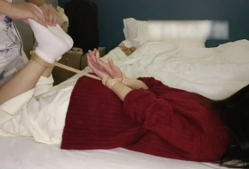 女朋友最好的闺蜜垂涎她粉嫩的美脚好久了反手捆绑挠白嫩脚底板