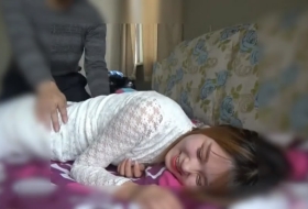 你轻点挠我受不了 轻点怕你更受不了啊 单纯的可爱美女一双美腿特直 脚丫子也好怕痒