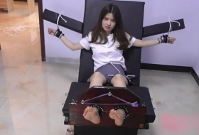 看着很清纯的妹子没想到居然这么怕痒 考试作弊惩罚挠一双又白又嫩的脚丫痒的尖叫