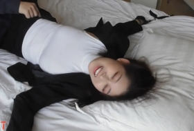 一直叫你不要这样子清纯的小女神无辜的大眼睛特别美被骑在身上挠的不停哼哼唧唧的