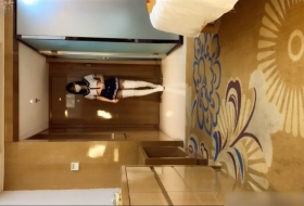 这是你的白月光女友吗 看着如此清纯 被挠的如此反差 骑在肚子上狠狠胳肢她