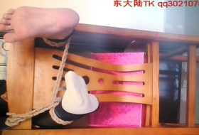 ee小少妇 穿上黑丝和白袜 被我绑着椅子上蒙着眼睛堵着嘴巴挑逗脚底板
