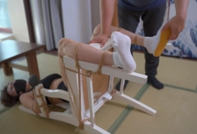 被痒的看着都好难受啊 一点点都动不了 白袜妹妹戴着眼镜特别清纯 被呵痒的好无辜大笑