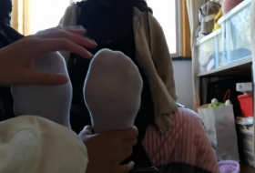 挺体贴还先用羽毛挠挠自己手心看看痒不痒你轻点啊我会痒死的特嫩脚底板被妹子多种挠脚