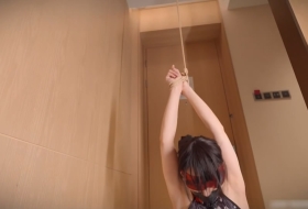 吊缚双手的旗袍美女胶带封嘴 羽毛全身挠痒 哼哼唧唧不停