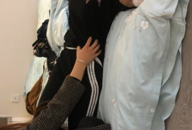 脚心格外敏感的美女被闺蜜和闺蜜男友同时挠自己的双脚 痒的在床上四仰八叉胡乱大笑着