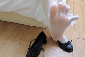 嫩出水的脚丫子 挠挠脚心就不行了 笑的让人受不了的诱惑，超多小工具在脚底板上释放