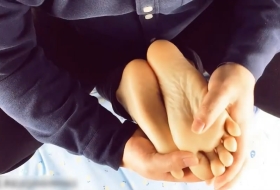 被眼镜男玩白白嫩嫩脚底板先从风油精开始涂满风油精后轻轻把玩玉足