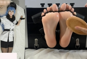 浓妆加白丝 丝袜脚tk完后 再挠裸足 超嫩玉足脚底板涂满了润滑油