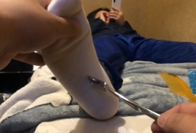 她看着手机 他挠着她的脚心 脱了白袜 用滚针挠jiojio 涂上油时候才算怕痒了